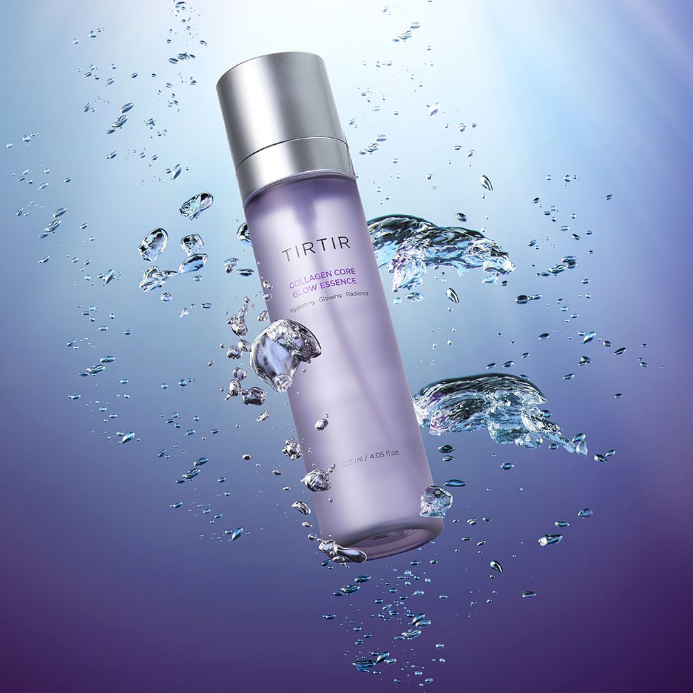 TIRTIR Collagen Core Glow Essence zweeft in water met spatten en bubbels.