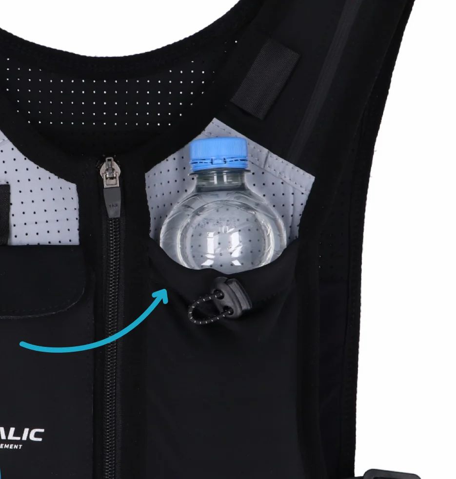 Gros plan d'un gilet de course noir. Poche avec bouteille d'eau. Fermeture éclair. Éléments réfléchissants.