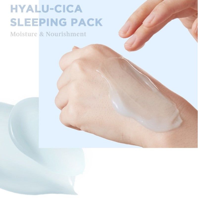 Lichte, romige substantie op een hand. Opschrift: HYALU-CICA SLEEPING PACK, Moisture & Nourishment.