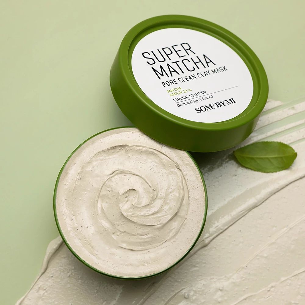 Groene container met deksel. Opschrift: Super Matcha Pore Clean Clay Mask. Masker met crèmige textuur.