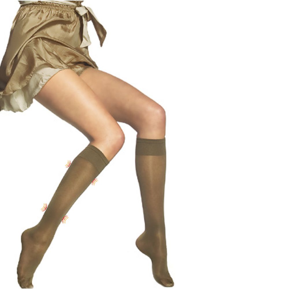 Bas de compression beiges. Coupe genou. Lignes rouges sur une jambe.