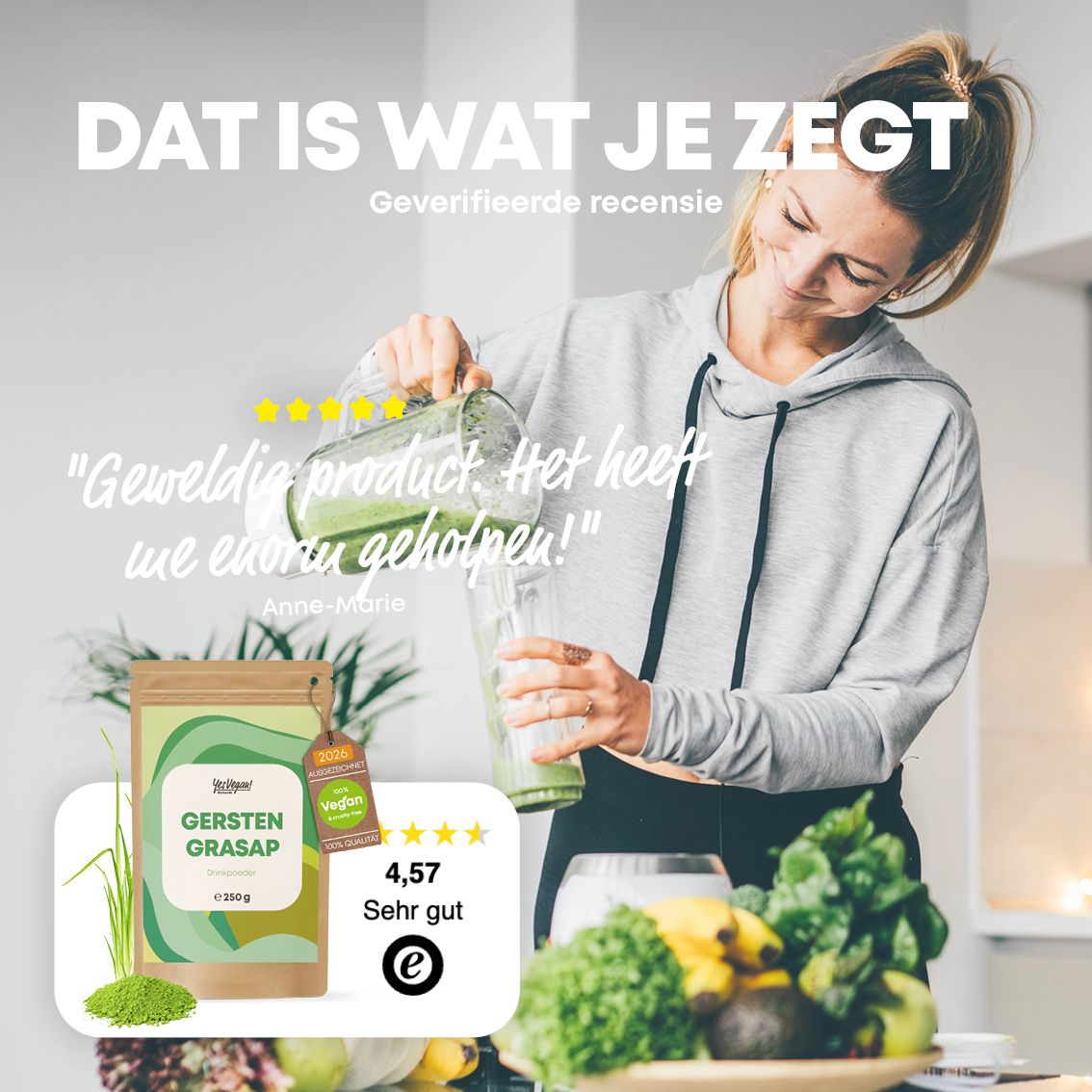Vrouw bereidt drankje, productverpakking en klantbeoordeling.