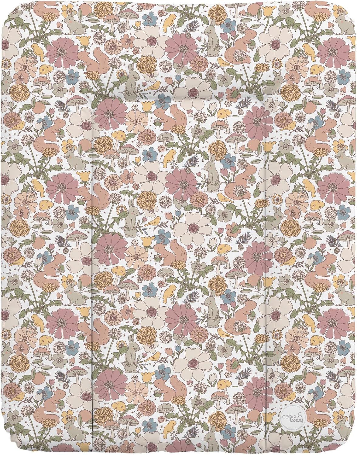 Ceba Baby aankleedkussen met bloemen- en dierenpatroon. Vierkante vorm met verhoogde randen. Ceba Baby logo.