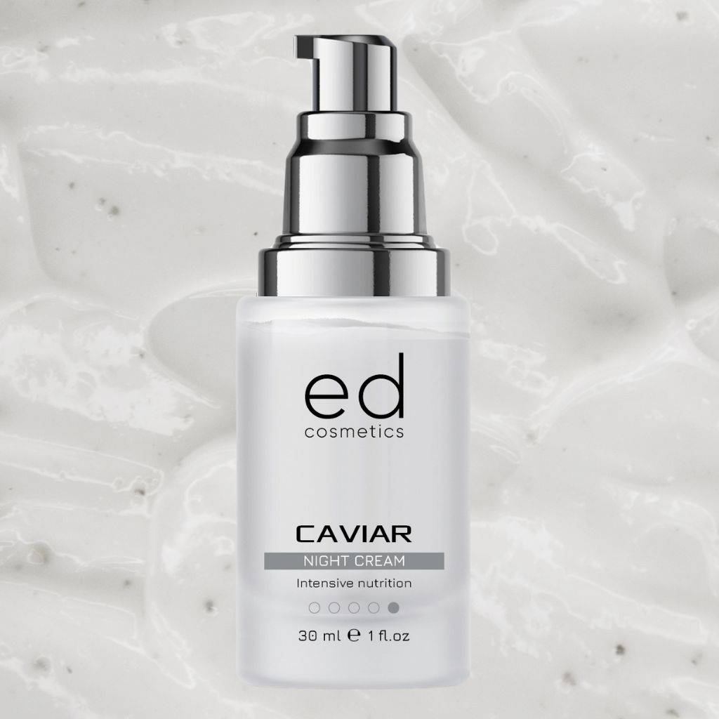 Flacon de crème avec pompe argentée. Inscription: ED cosmetics, Caviar Night Cream, 30 ml, 1 fl.oz. Fond: crème.