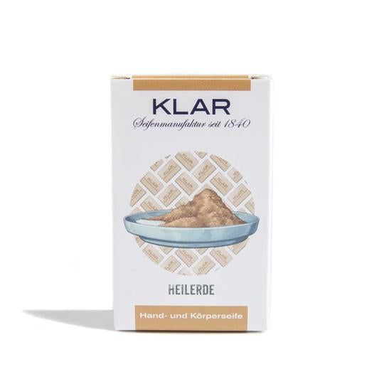 Klar-Seifen verpakking met illustratie van helende aarde. Tekst: Klar, Heilerde, hand- en lichaamszeep. Zeepfabriek sinds 1840.
