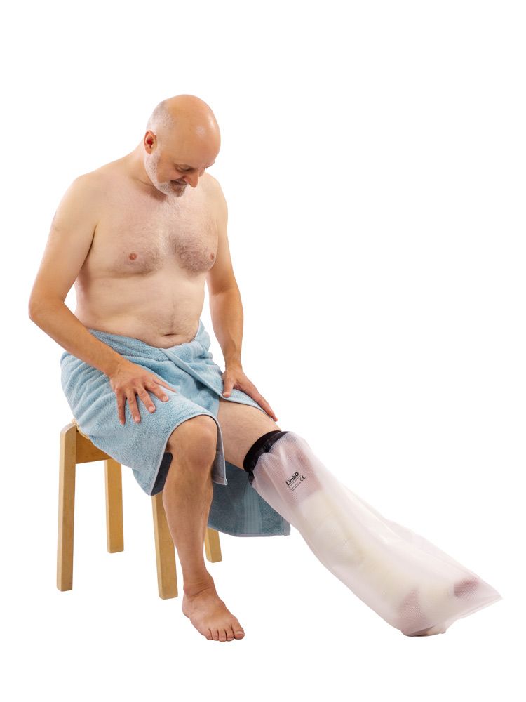 Protection de jambe pour plâtre. Enveloppe transparente, bord noir. Homme assis, jambe protégée.