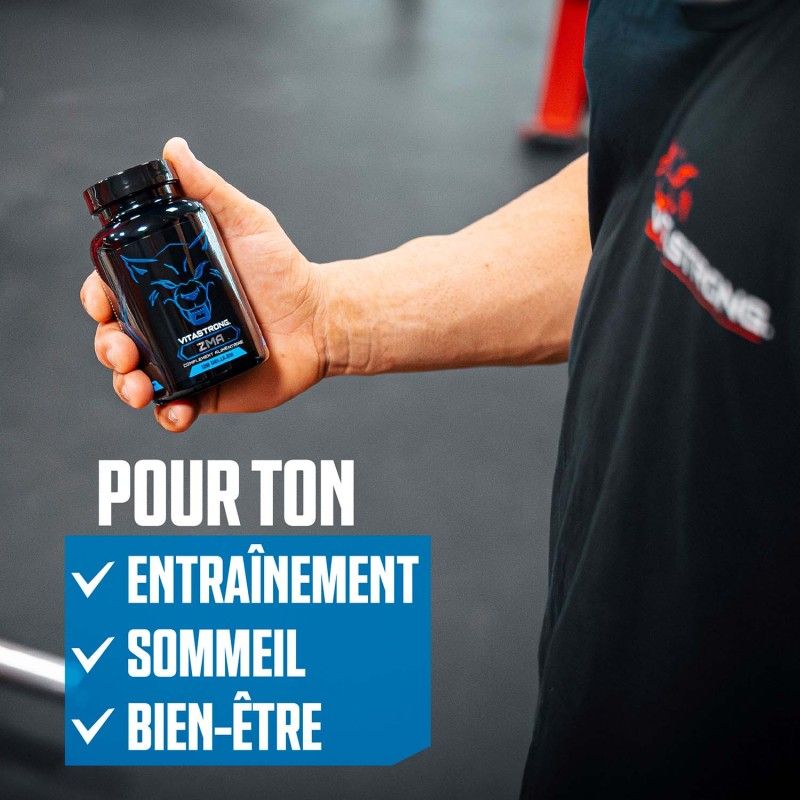 Persoon houdt een fles Vitastrong ZMA vast. Opschrift: Je bondgenoot in fitness. Zwart T-shirt. Rode ondergrond.