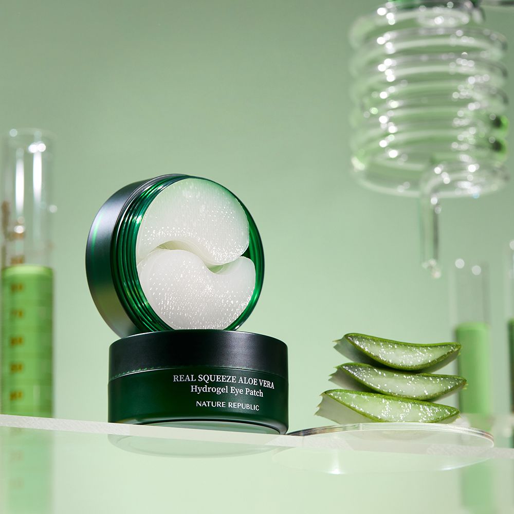 Pot ouvert avec patchs pour les yeux. Feuilles d'aloe vera et équipement de laboratoire.