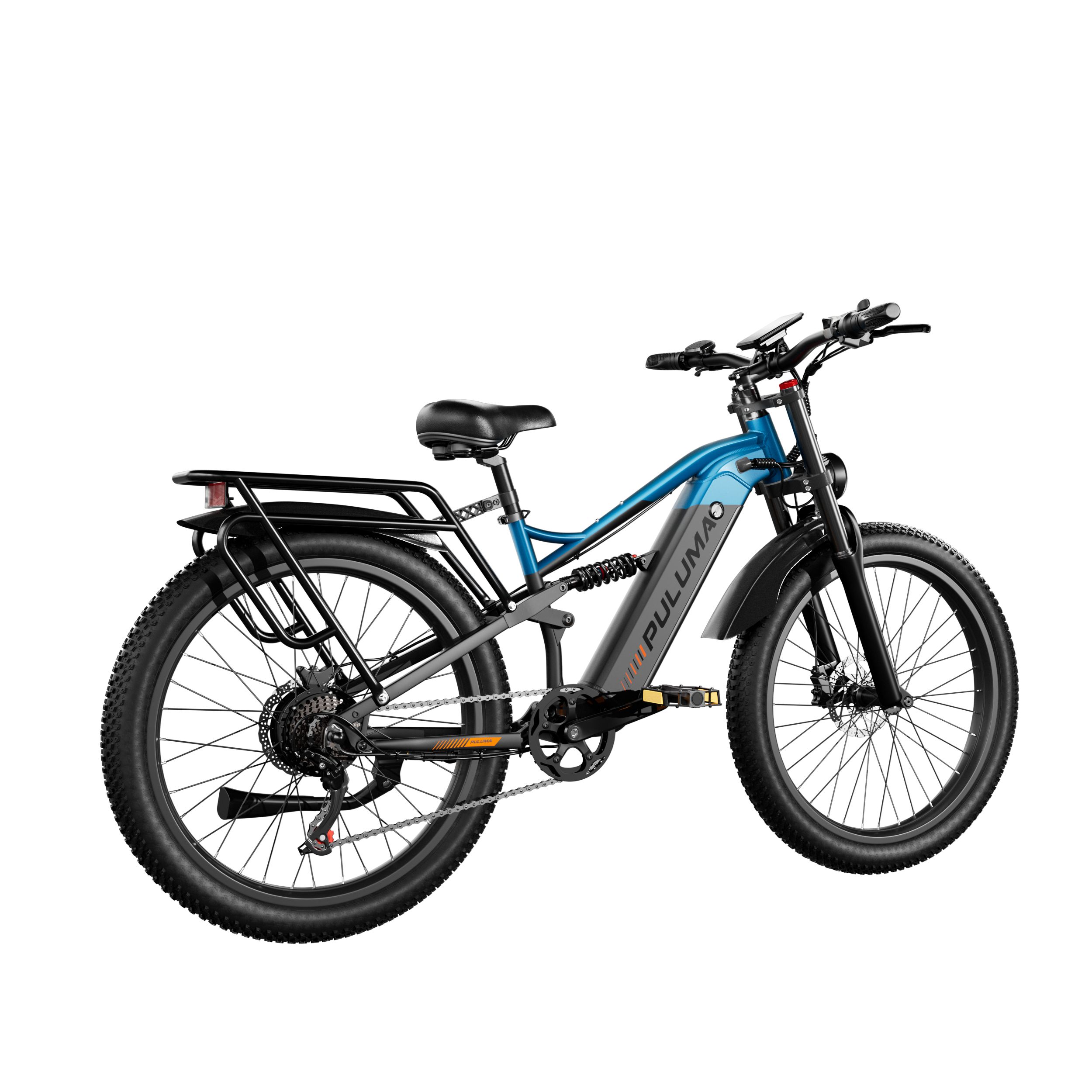 Blauw-zwarte elektrische mountainbike met brede banden en bagagedrager. PULUMA staat op het frame.