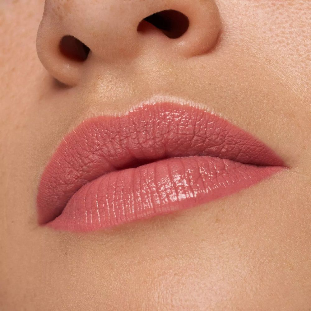 Gros plan sur des lèvres maquillées avec du rouge à lèvres rose.