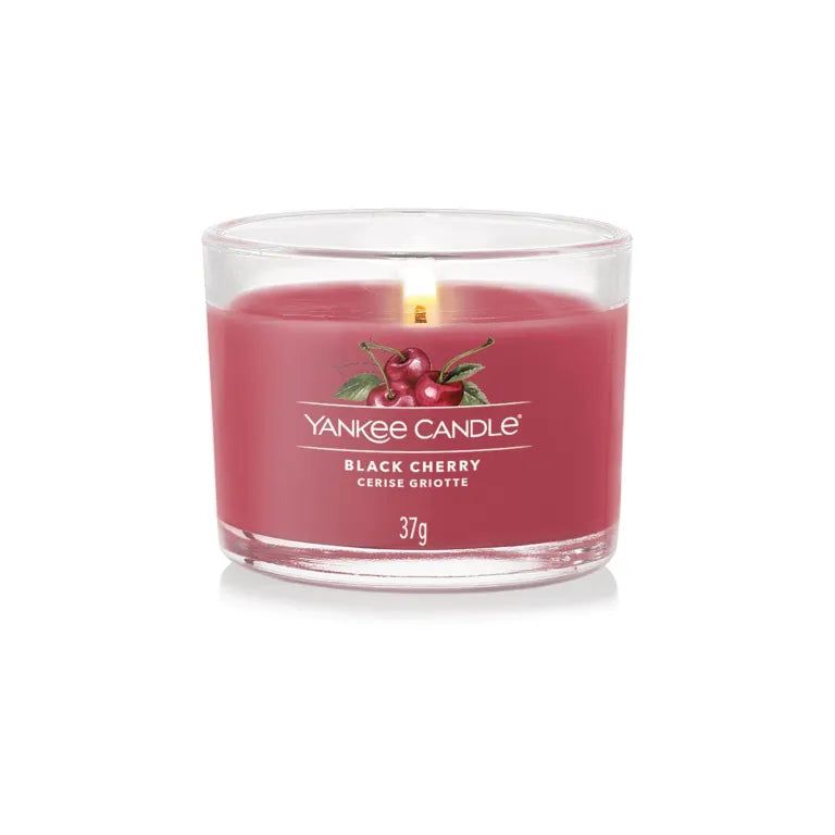 Yankee Candle Black Cherry votiefkaars van 37g in glas. Brandende lont.