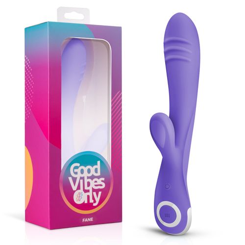 Paarse vibrator met afgeronde punt en twee vleugels. Verpakking met venster, opschrift "Good Vibes Only" en "FANE".