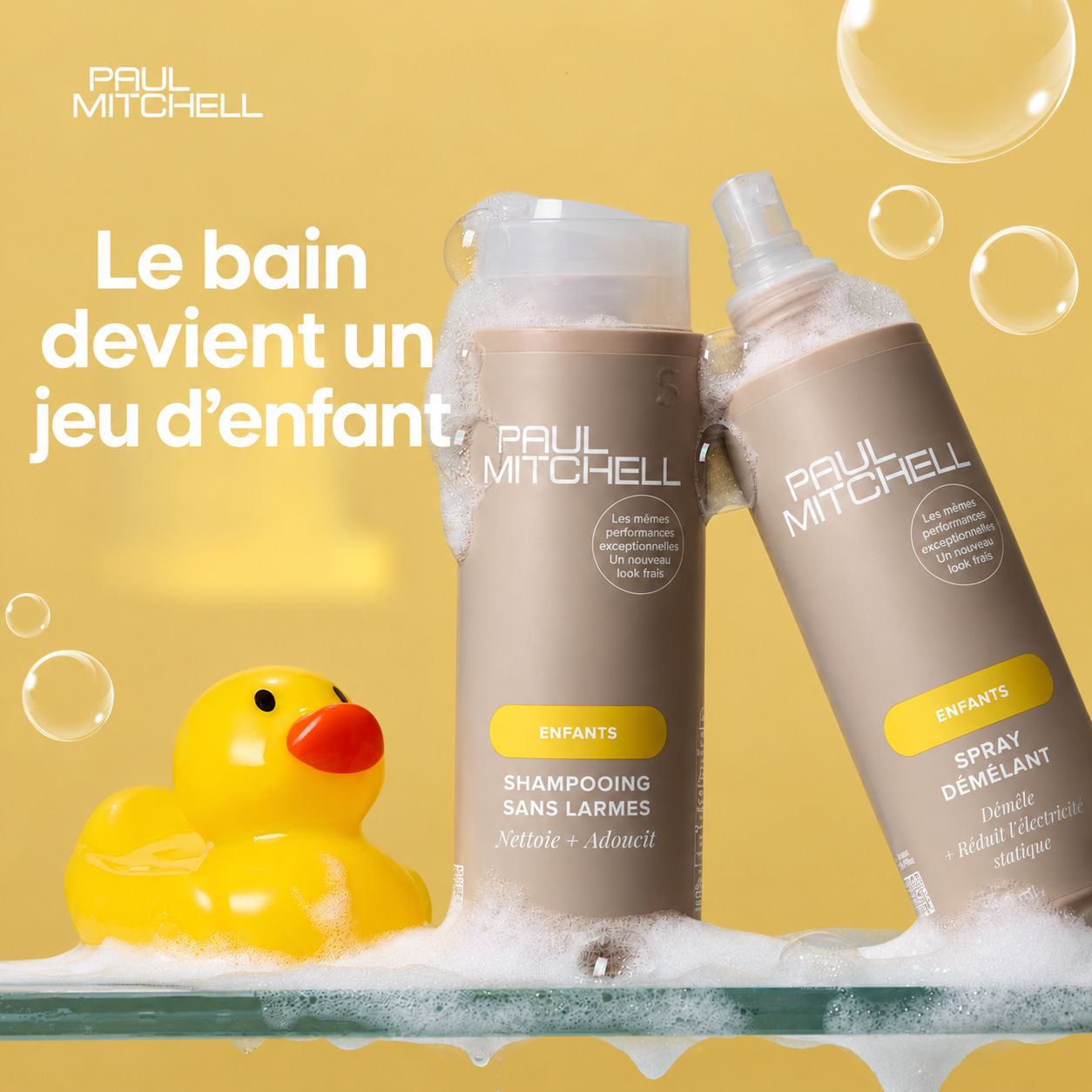 Shampooing Paul Mitchell Baby Don't Cry et démêlant avec un canard en caoutchouc et de la mousse.