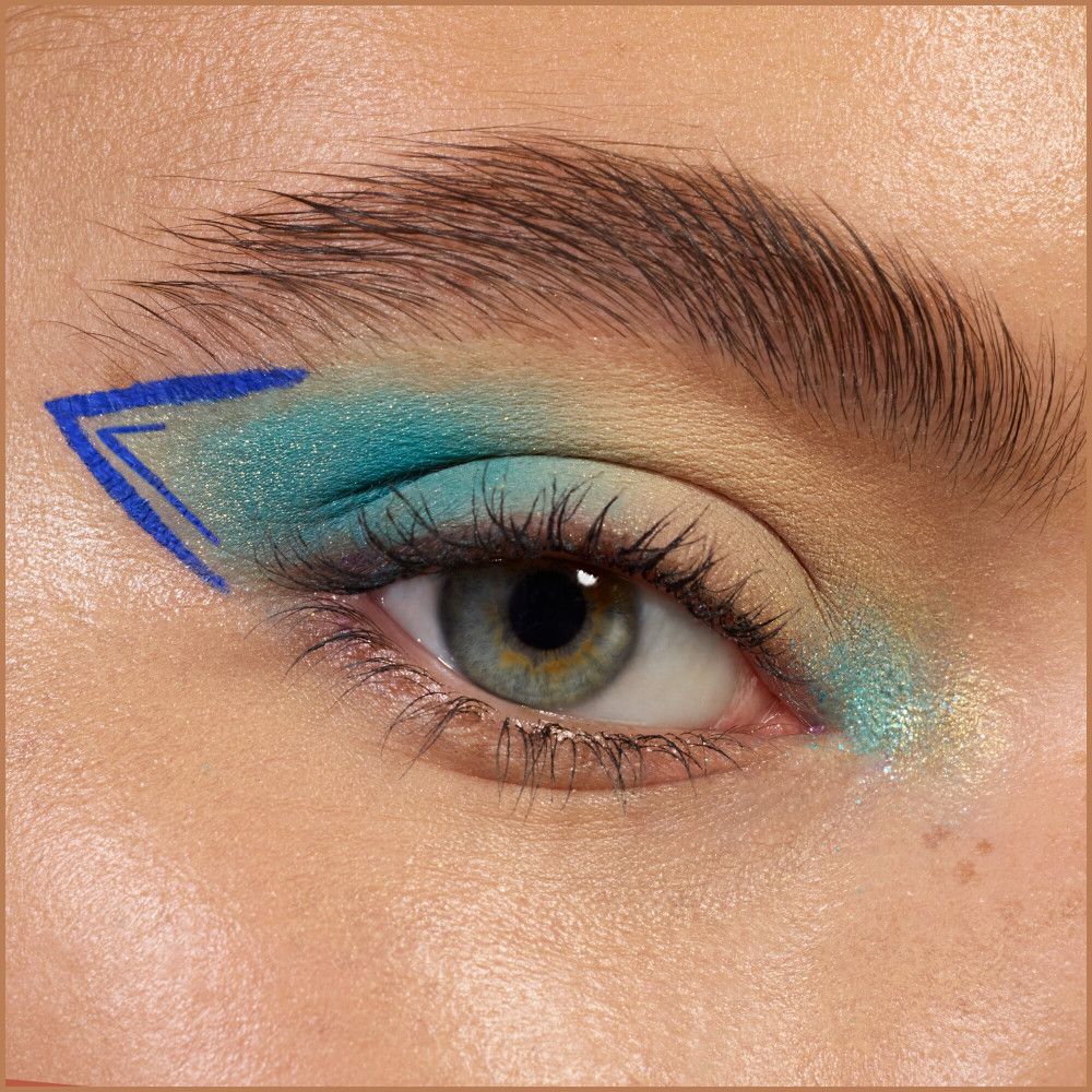 Œil avec un design d'eyeliner bleu. Fard à paupières turquoise. Gros plan.