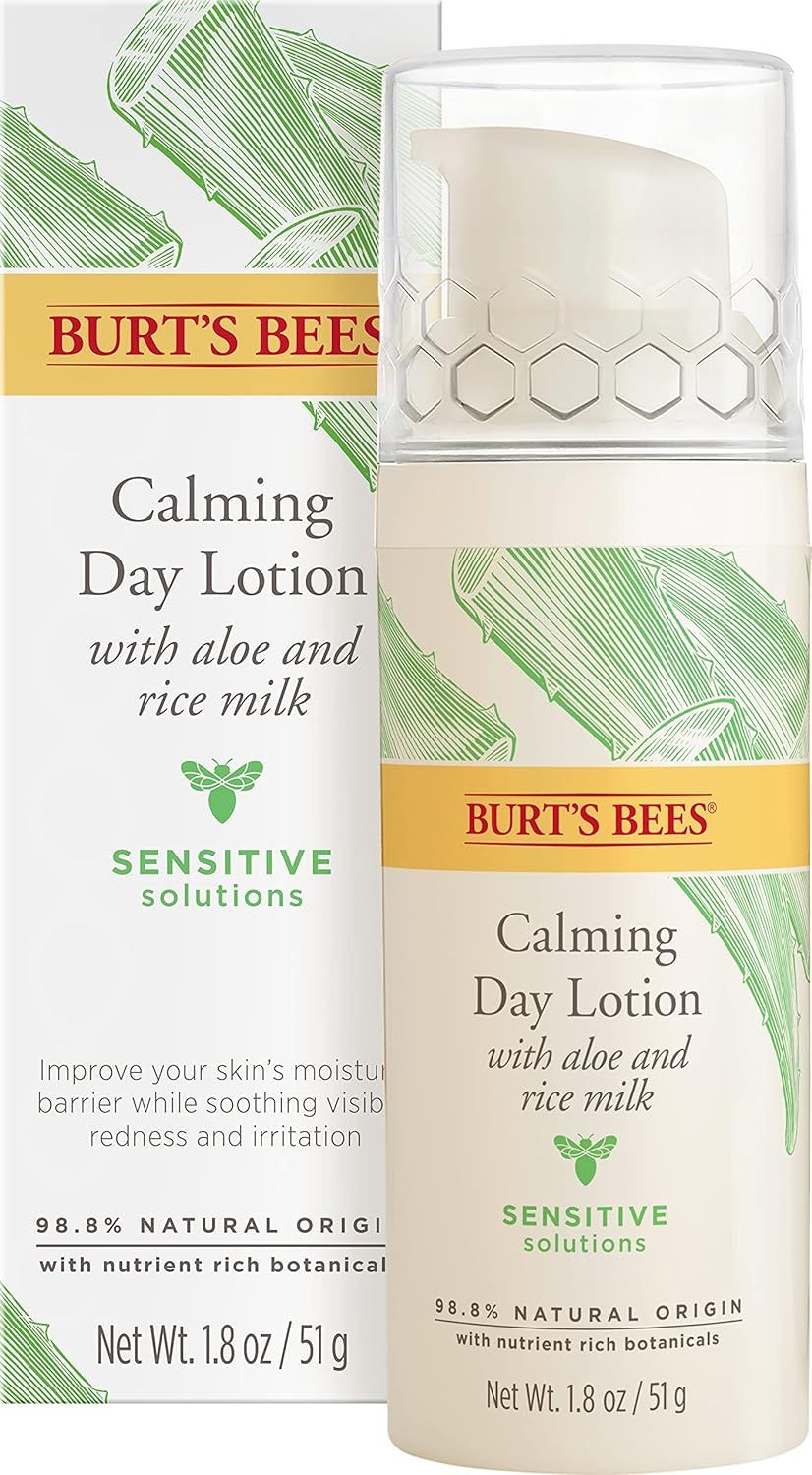 Burt's Bees dagcrème met aloë en rijstmelk. Fles met pomp en verpakking. Tekst: Calming Day Lotion, Sensitive Solutions.