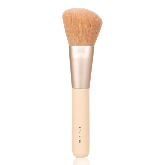 Make-up kwast met beige handvat en lichtbruine haren. Op het handvat staat "02 - Blush".