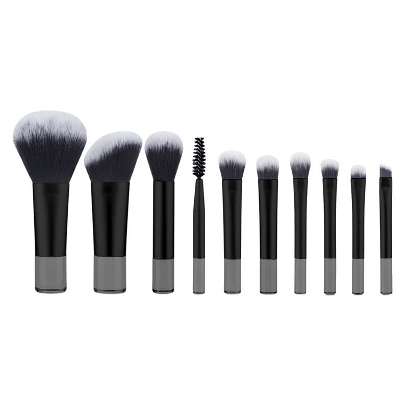 Make-up kwastenset met zwarte handvatten en zilveren uiteinden. Verschillende vormen en maten penselen.