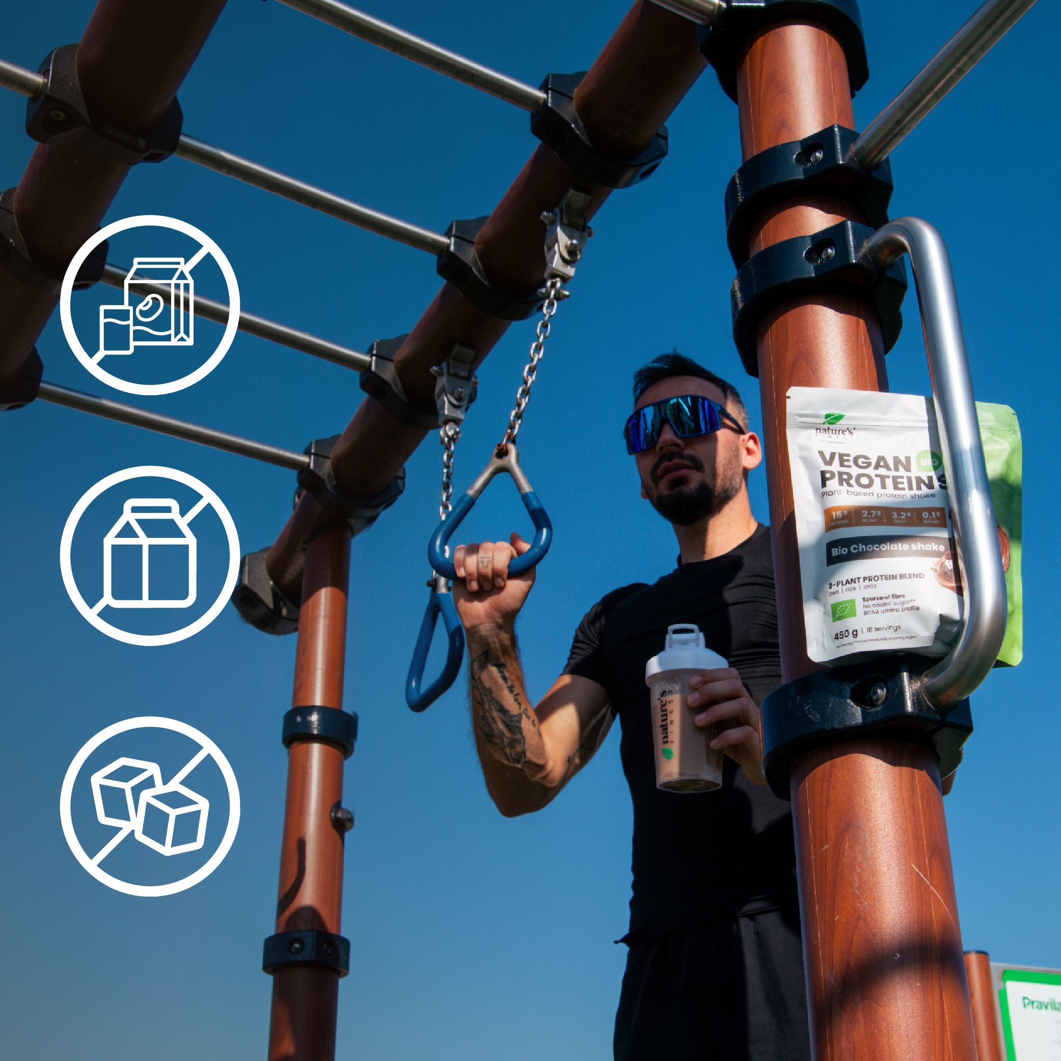 Homme avec shaker et sachet de protéine en poudre pendant le sport. Icônes indiquant l'absence de lait, de sucre.