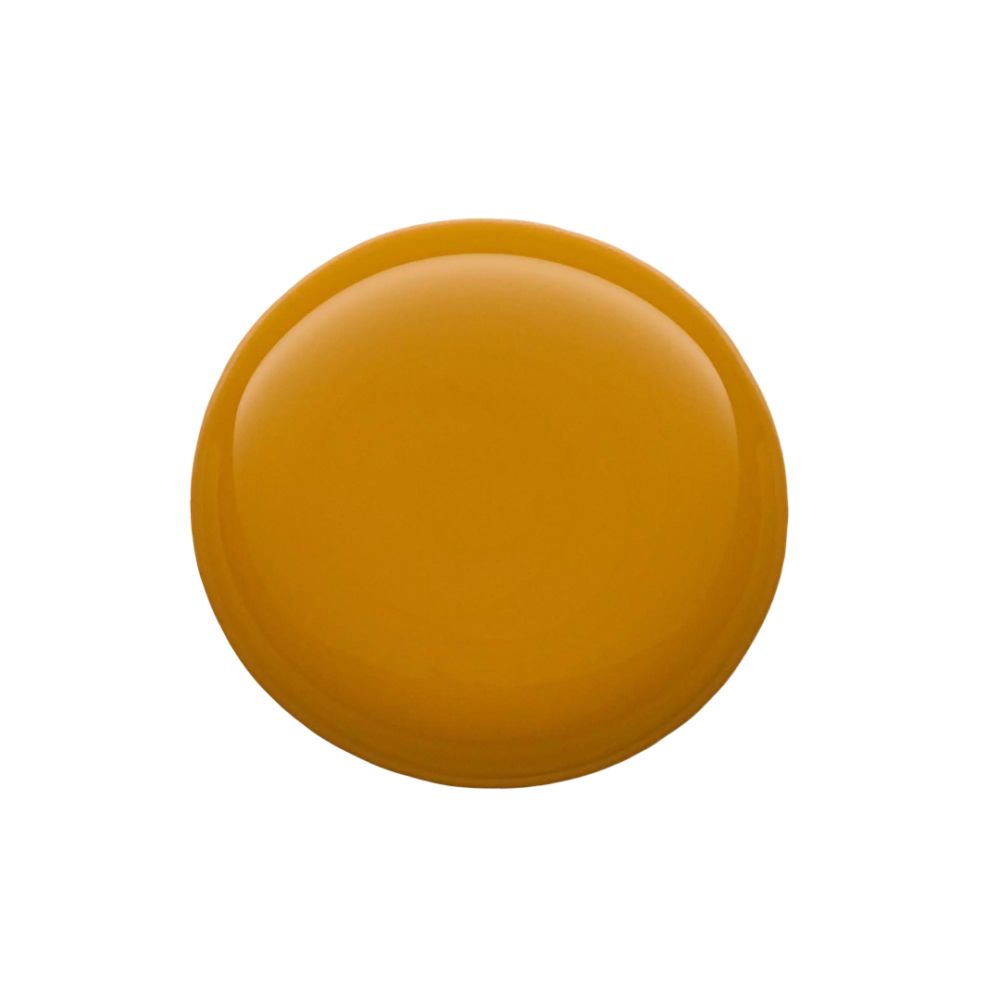 Goutte de vernis à ongles jaune sur fond blanc. Forme ronde, surface brillante.