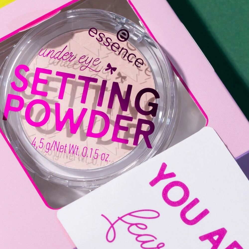 Essence Setting Powder in ronde pot. Roze belettering. Transparant deksel. Meegeleverde kaart.