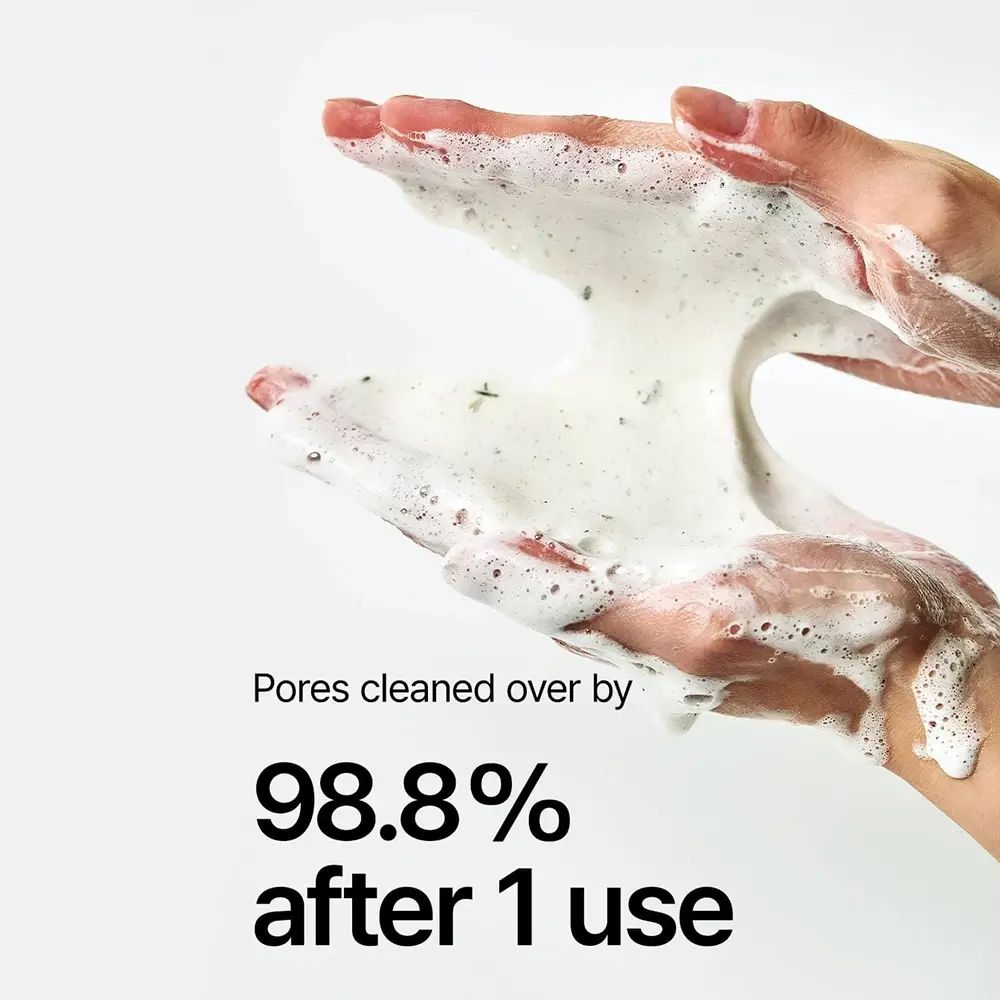 Handen met schuim. Tekst: Porien gereinigd voor 98,8% na 1 gebruik. Witte achtergrond. Geen productaanduiding zichtbaar.