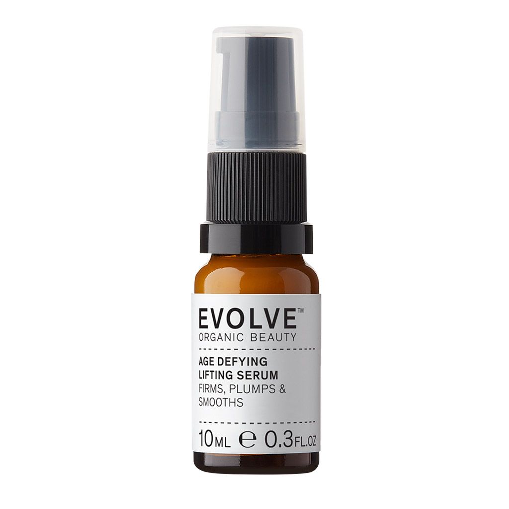Flacon en verre brun avec pompe et étiquette "Evolve Organic Beauty Age Defying Lifting Serum".