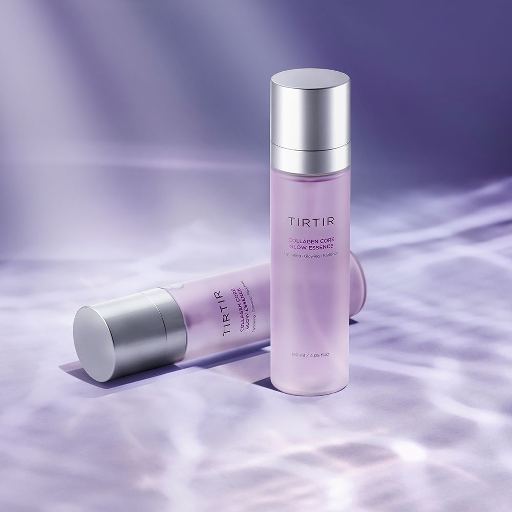 Twee flessen TIRTIR Collagen Core Glow Essence op een oppervlak met lichtreflecties.