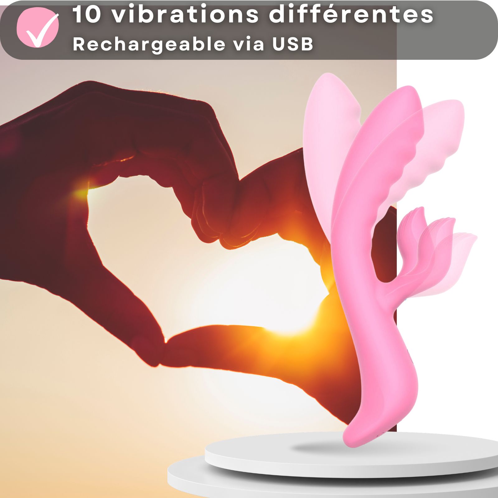 Vibrateur rose. 21cm long, 3,5cm diamètre. Sur socle. Rechargeable USB. 10 modes. Fond: mains.