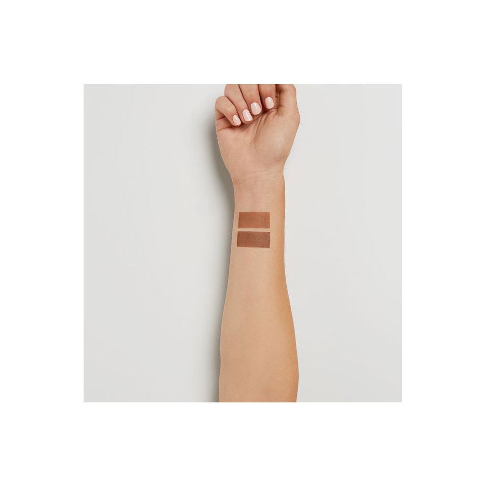 Deux teintes de poudre à sourcils testées sur un bras. Teintes claires et moyennes. Test de teint.