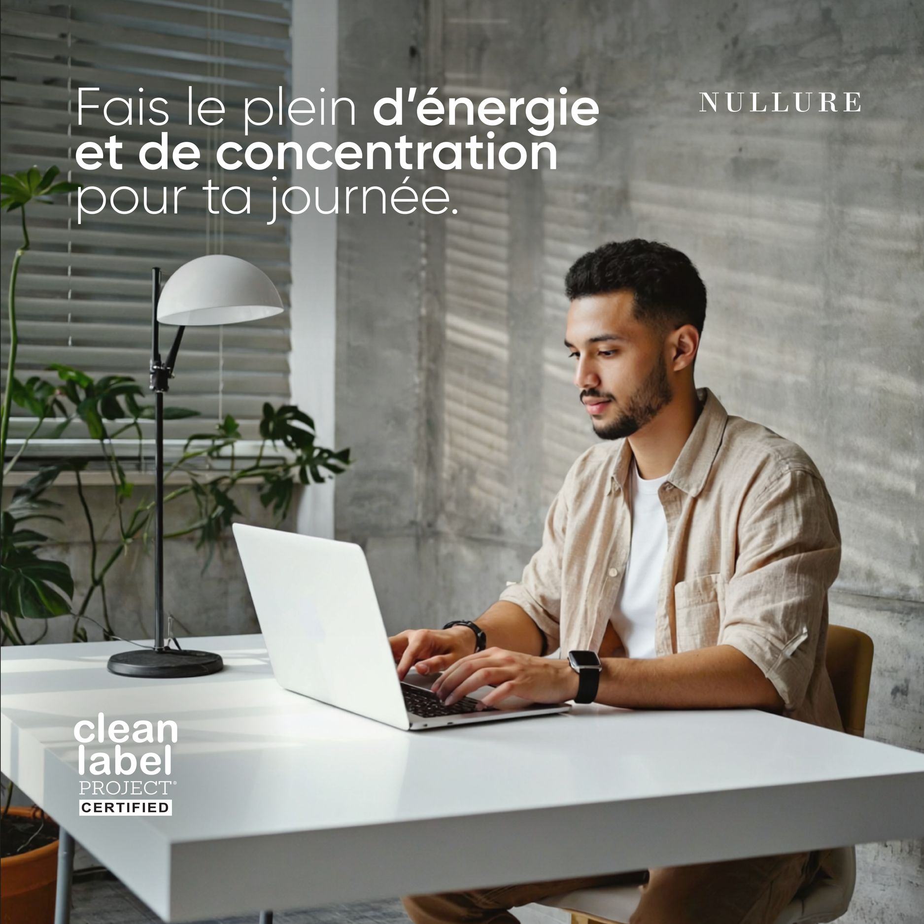 Man werkt aan laptop, "Clean Label Project" certificering.