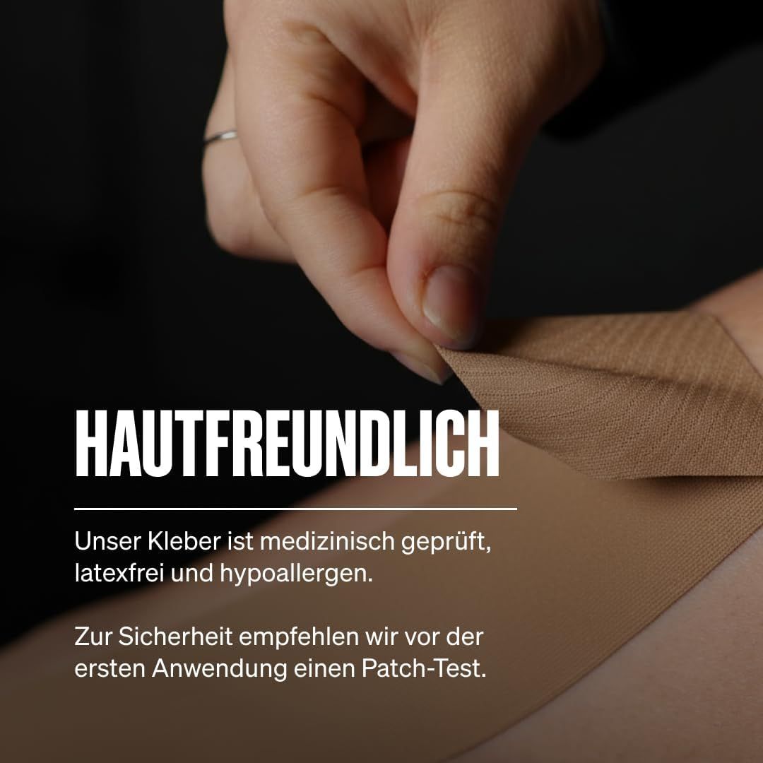Main retirant une bande de kinésiologie de la peau. L'adhésif est testé médicalement, sans latex et hypoallergénique.