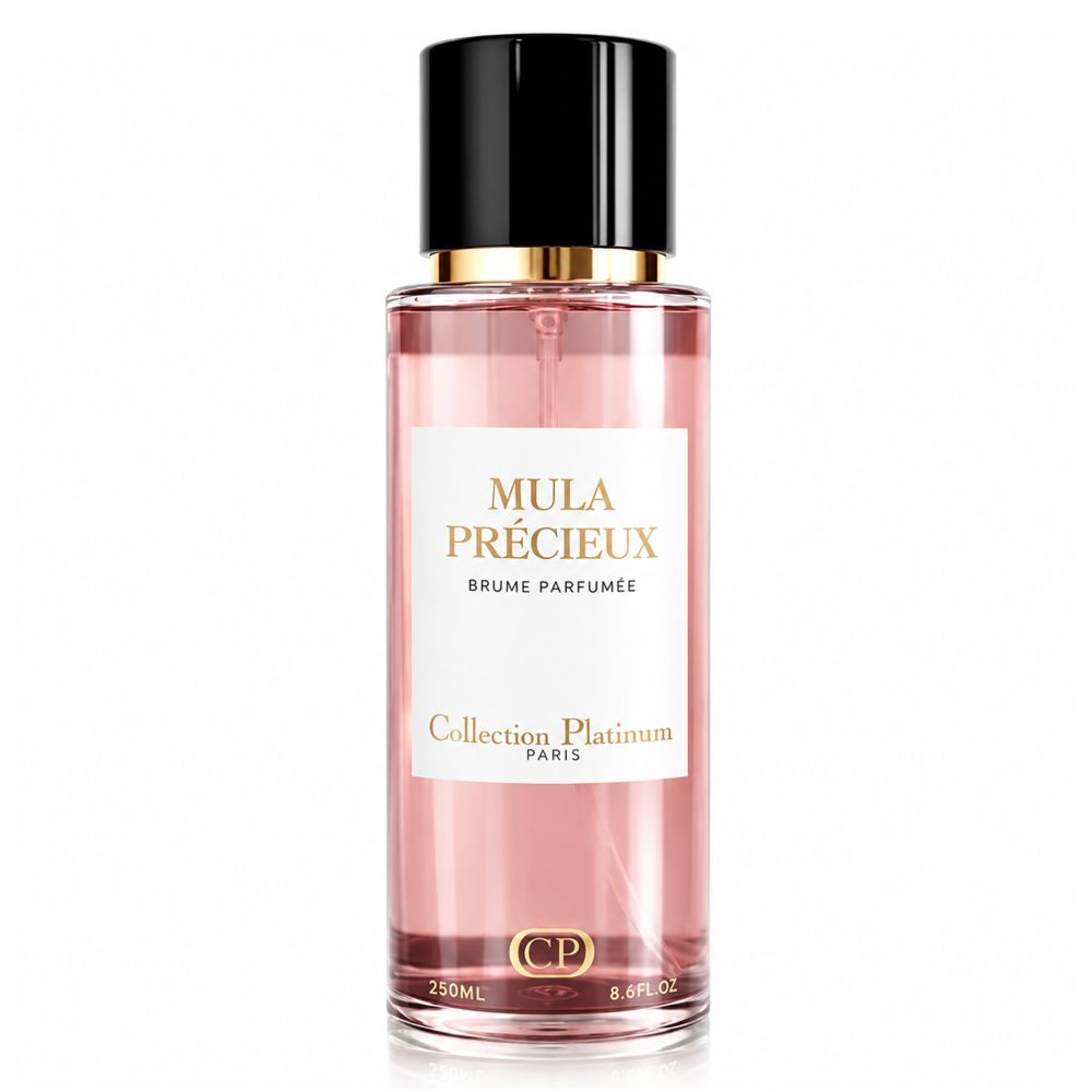 Parfumfles met roze vloeistof, zwarte dop en wit etiket met gouden tekst.