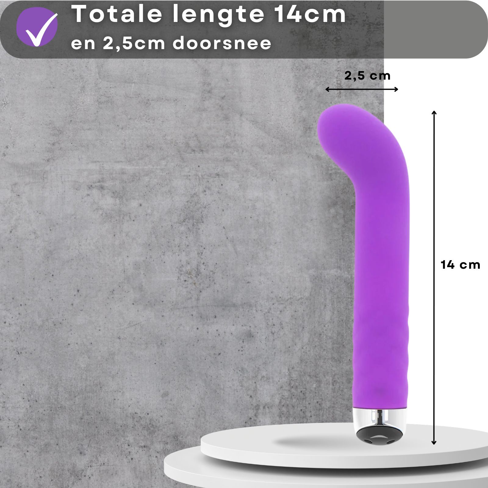 Paarse vibrator. Tekst: 14cm lang, 2,5cm diameter. Op sokkel. Grijze achtergrond.