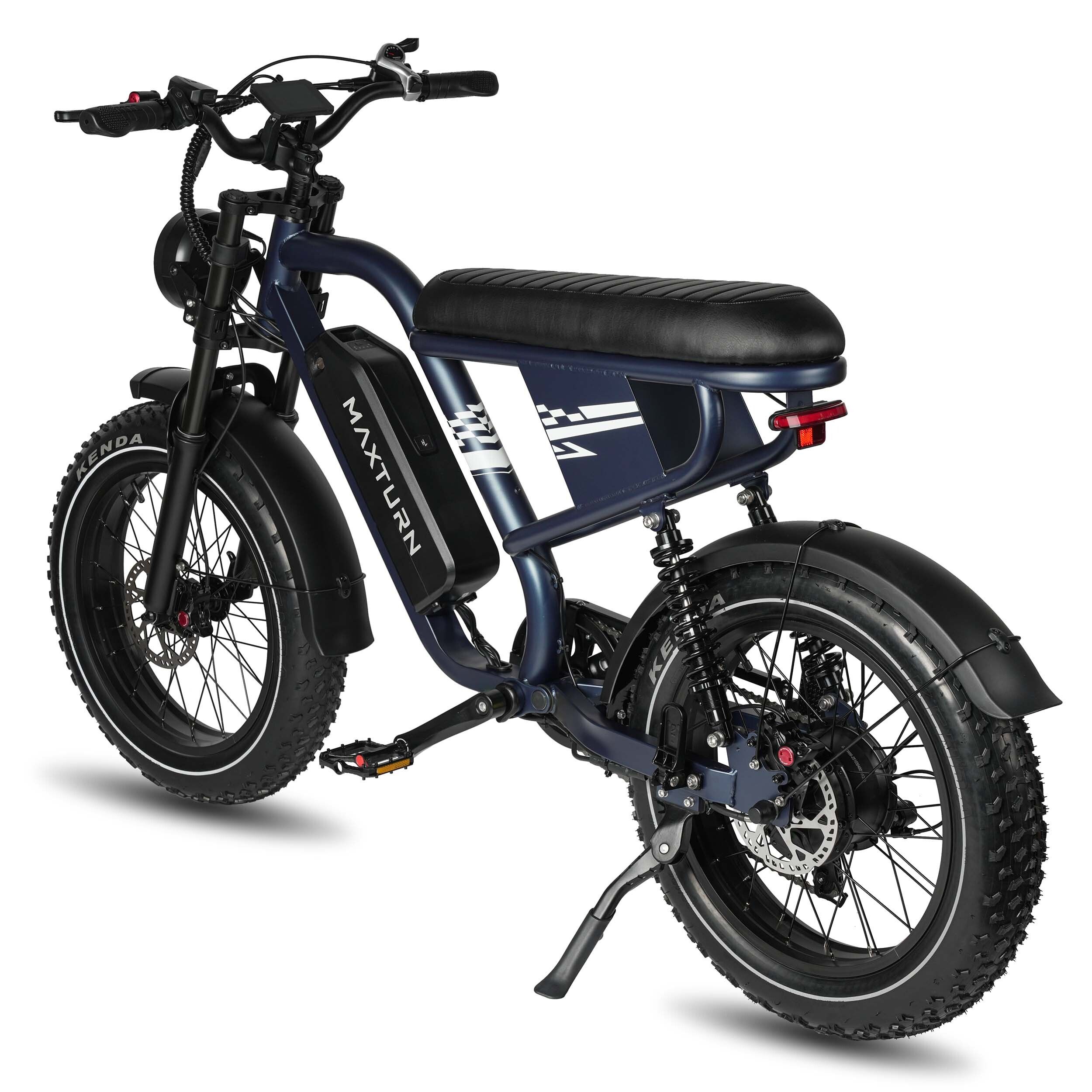 Blauwe elektrische mountainbike. Zwarte banden, zadel en spatborden. Accu met MAXTURN-logo. Achteraanzicht.