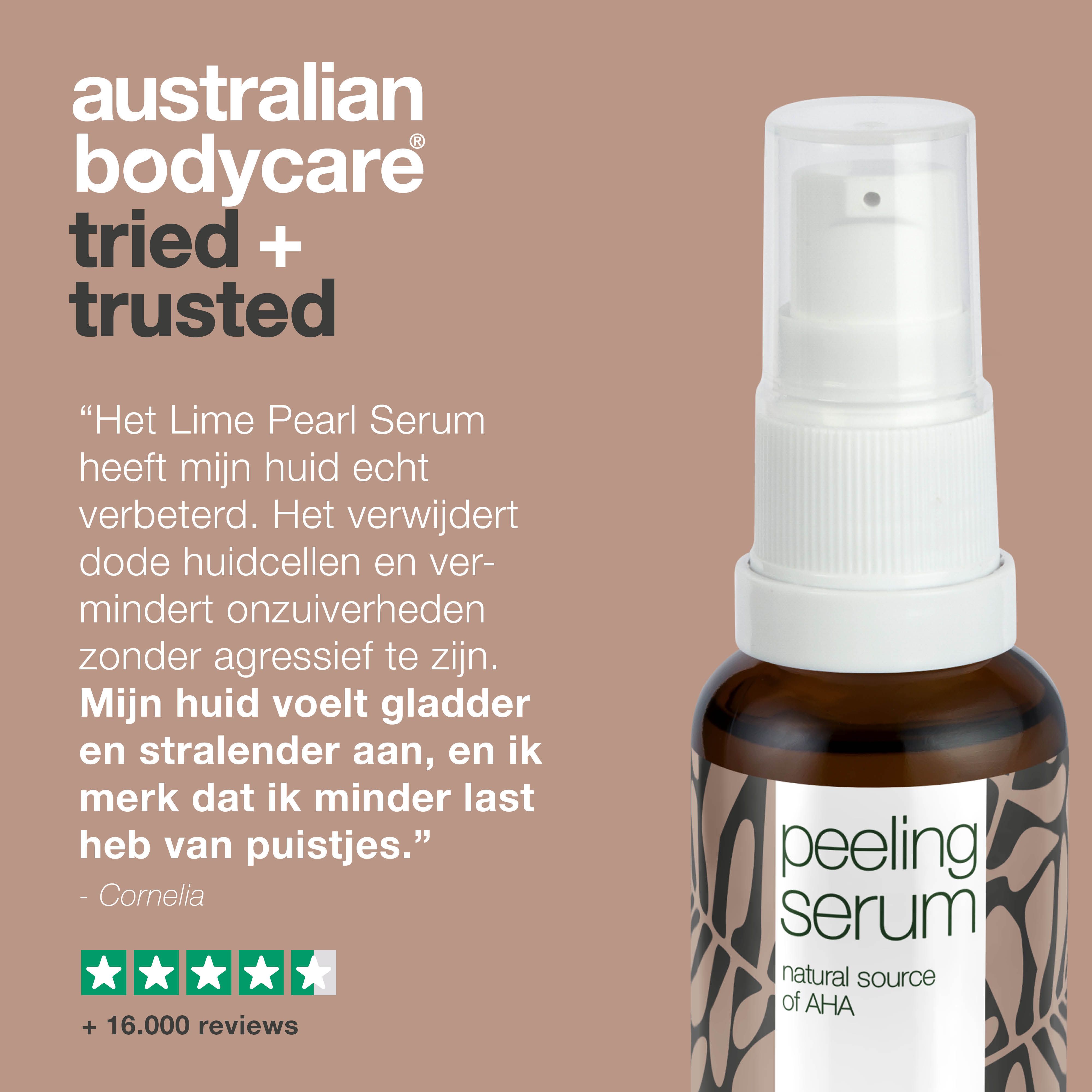 Fles peeling serum. Citaat: "Het peeling serum heeft mijn huid echt verbeterd." Sterrenbeoordeling.