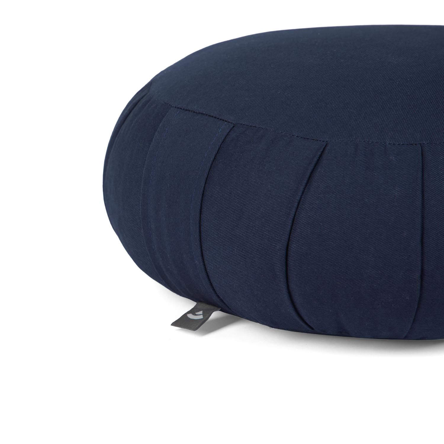 Detail van donkerblauw Meditatiekussen ZAFU ECO. Plooien, stof en label.