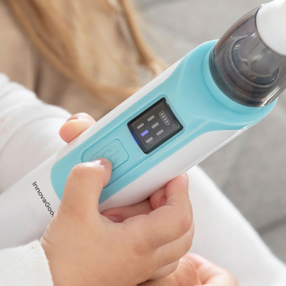 Close-up van de neusaspirator. Wit en blauw. Een knop en een display zijn zichtbaar. InnovaGoods-logo.