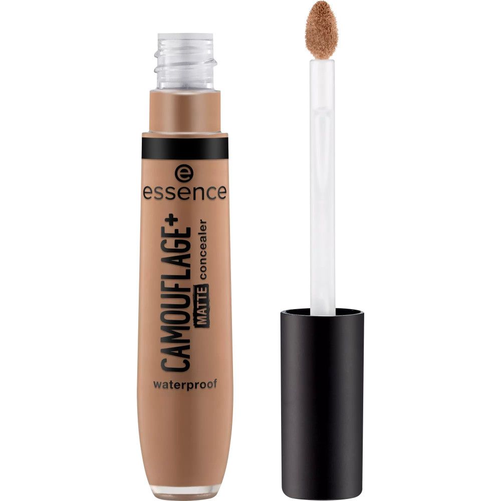Tube de correcteur avec bouchon noir et applicateur. Inscription: CAMOUFLAGE+ matte concealer waterproof. Marque: essence.