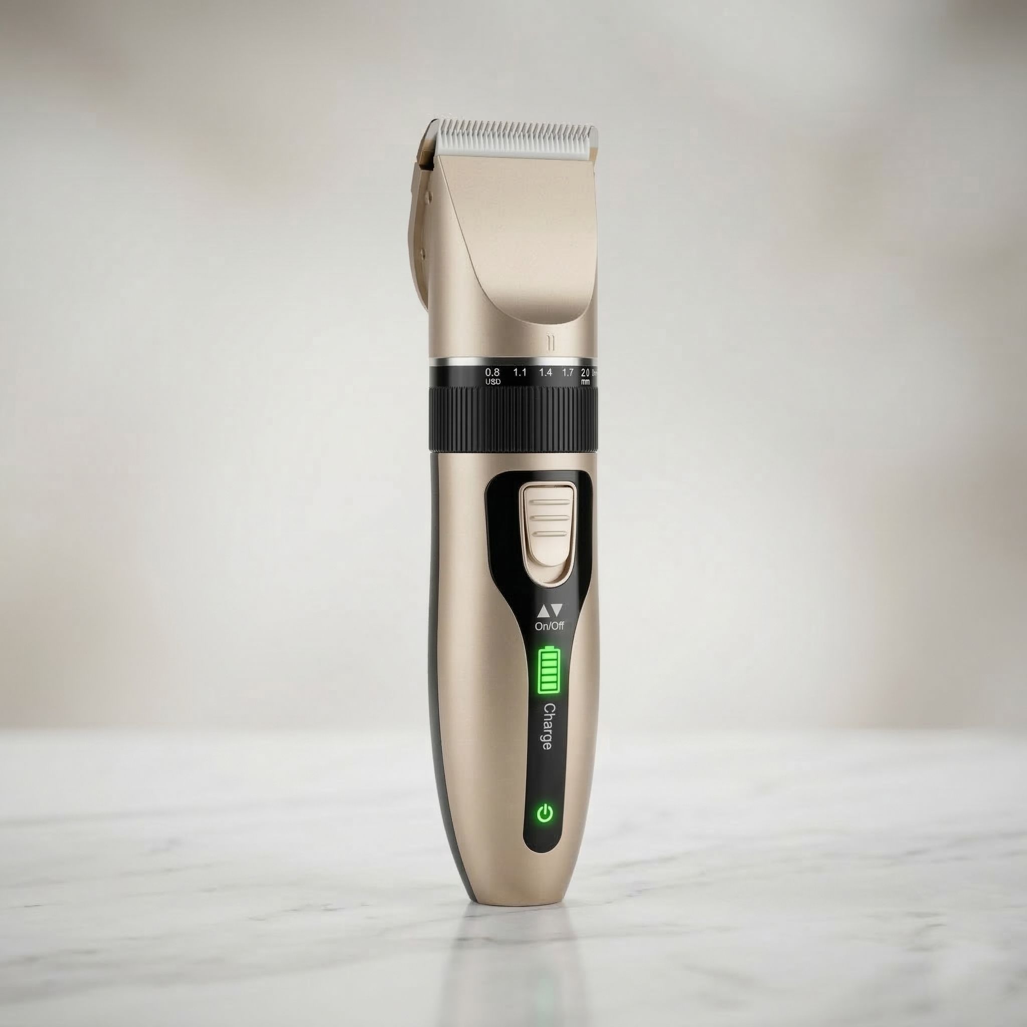 Tondeuse à cheveux dorée pour hommes avec indicateur de charge et réglage de longueur.
