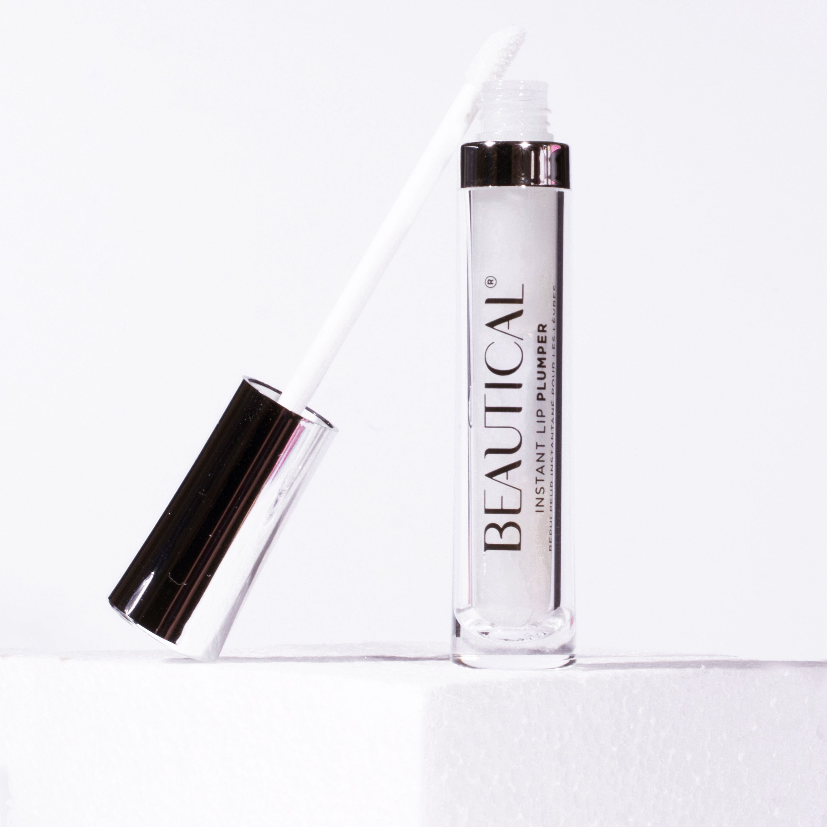 BEAUTICAL Instant Lip Plumper. Produit avec bouchon argenté. Applicateur blanc.