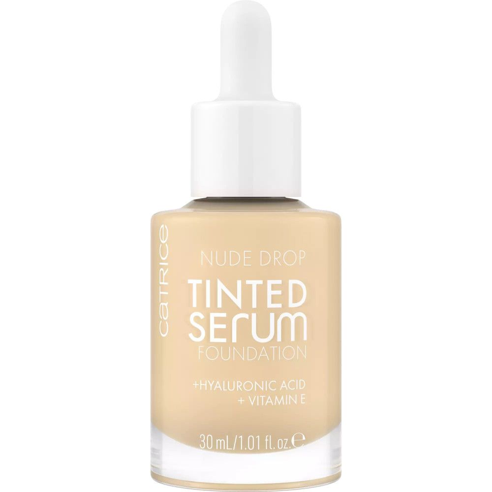 Flacon de sérum teinté. Bouchon blanc avec pipette. Inscription: Nude Drop Tinted Serum Foundation. 30 ml.