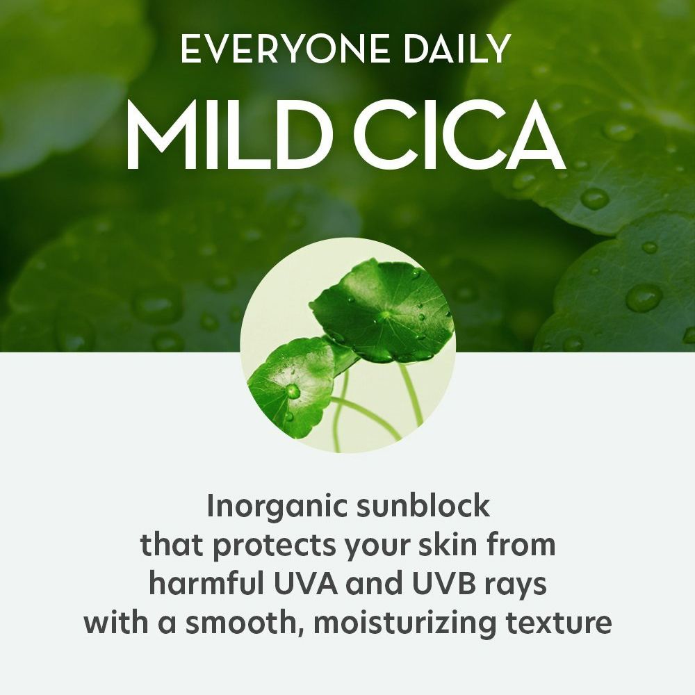 Texte: EVERYONE DAILY MILD CICA. Cercle avec deux feuilles vertes. Texte: Inorganic sunblock that protects your skin from harmful UVA and UVB rays.
