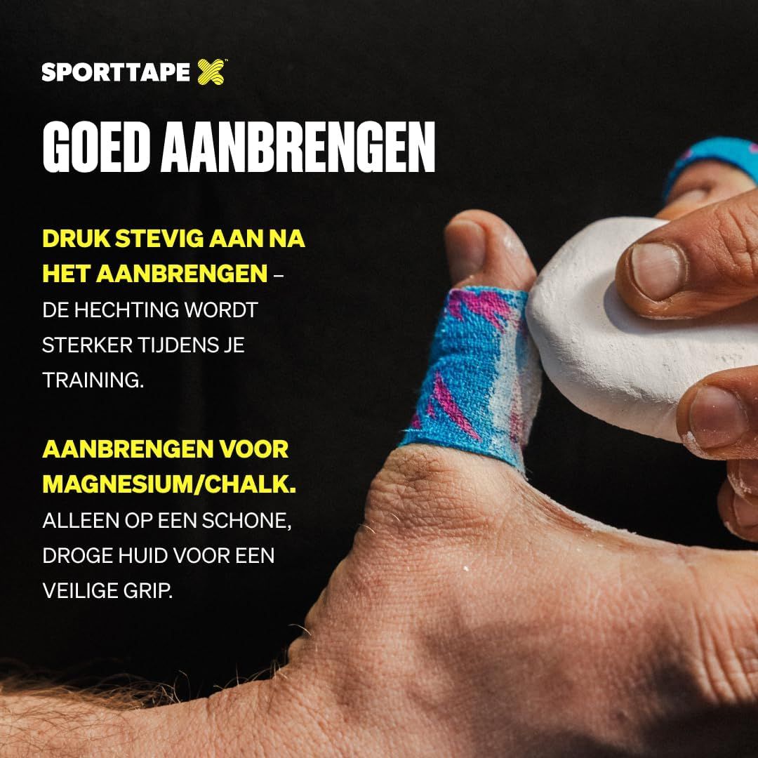 Blauw sporttape met roze strepen om een duim die wordt ingewreven met wit magnesiumpoeder.
