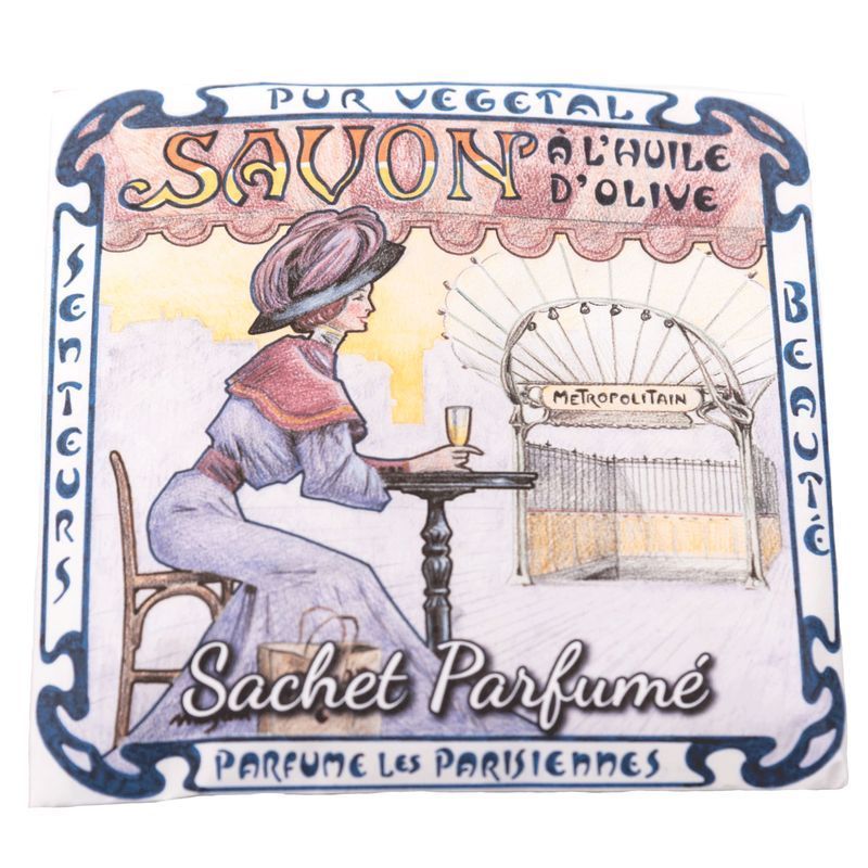 Verpakking van geurzakje. Illustratie van een vrouw aan een tafel voor een metrostation. Tekst: Savon, Sachet Parfumé.