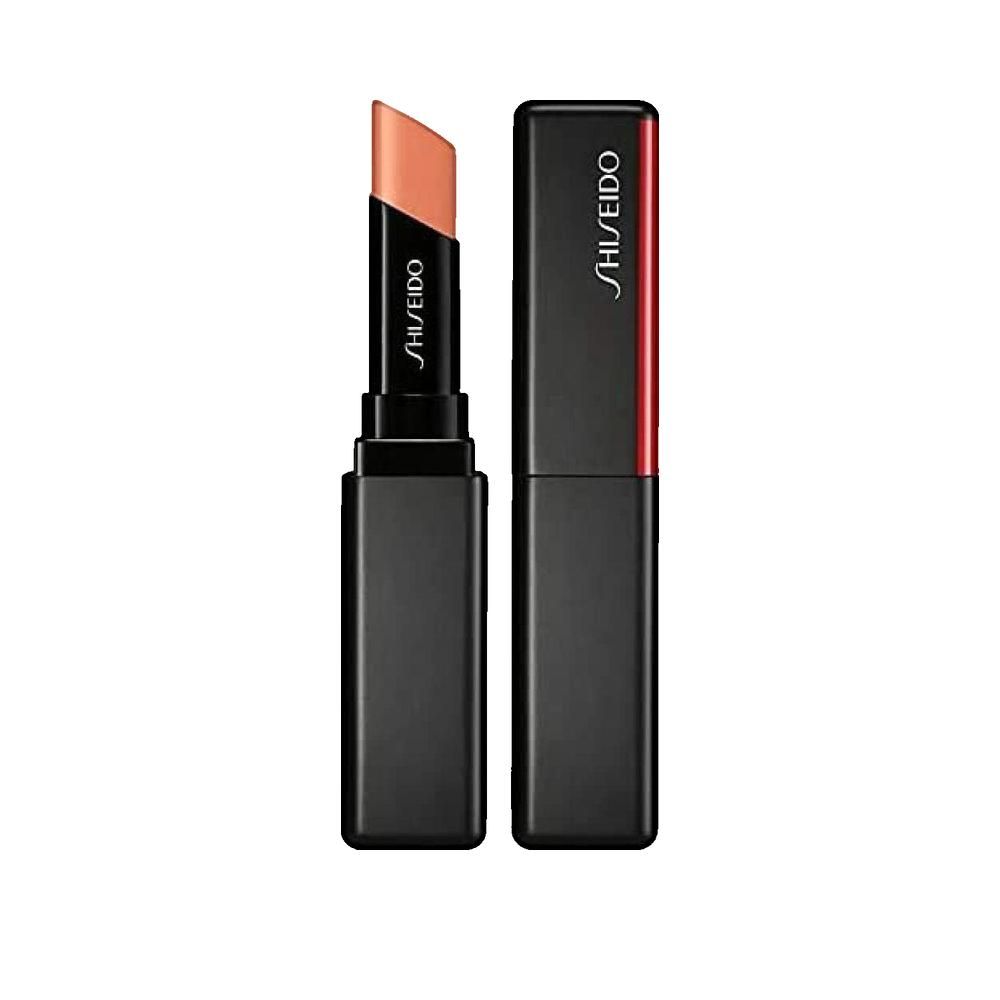 Stick à lèvres Shiseido, étui noir avec accent rouge. Le stick de couleur pêche est visible. Marque Shiseido.