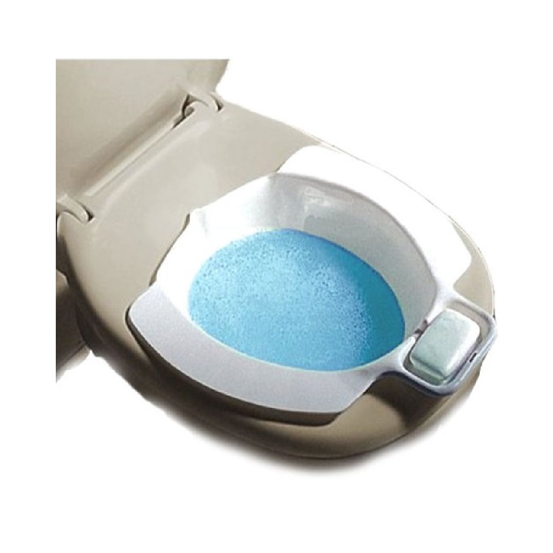 Afneembaar bidet op toiletbril. Gevuld met blauw water. Met houder.