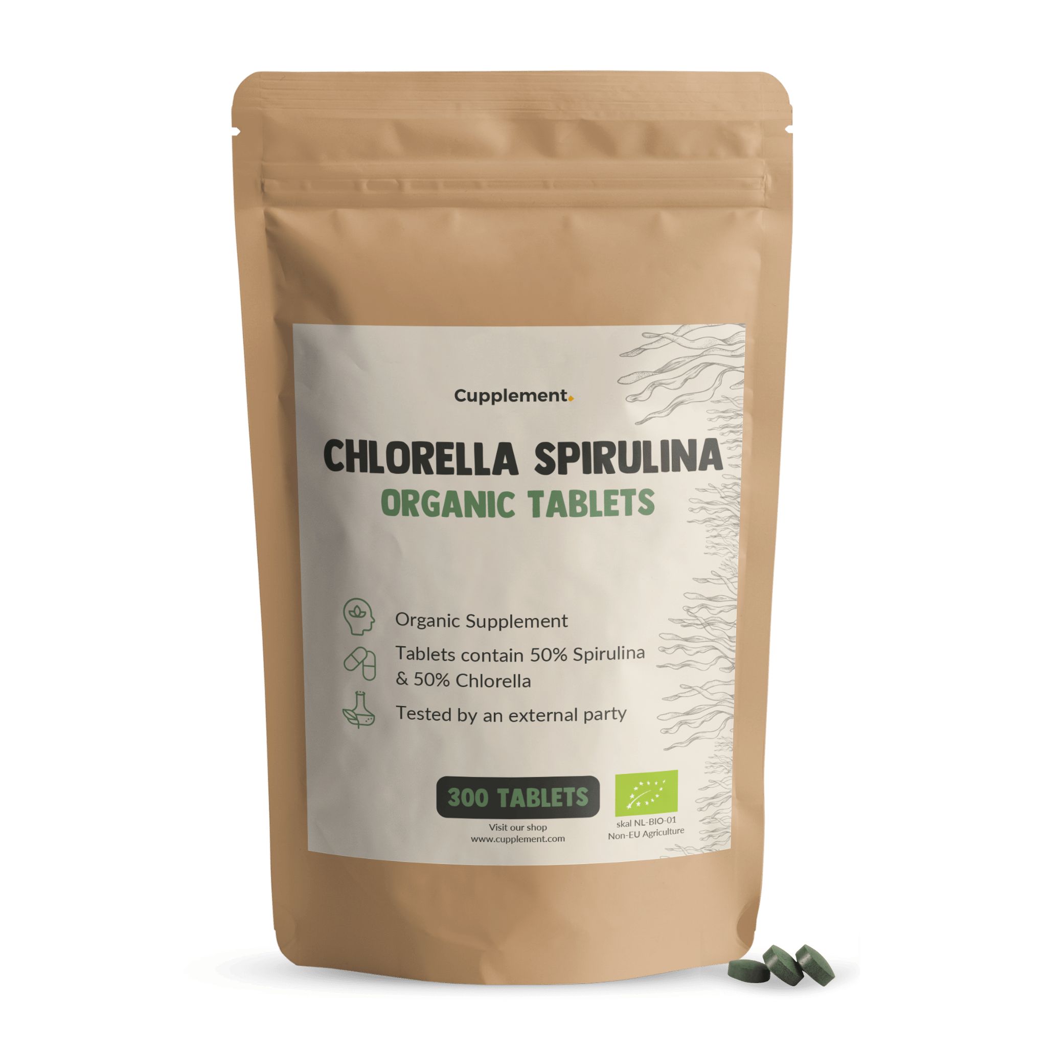Sachet de comprimés Cupplement Spirulina Chlorella. Emballage brun avec étiquette blanche. Comprimés verts devant.