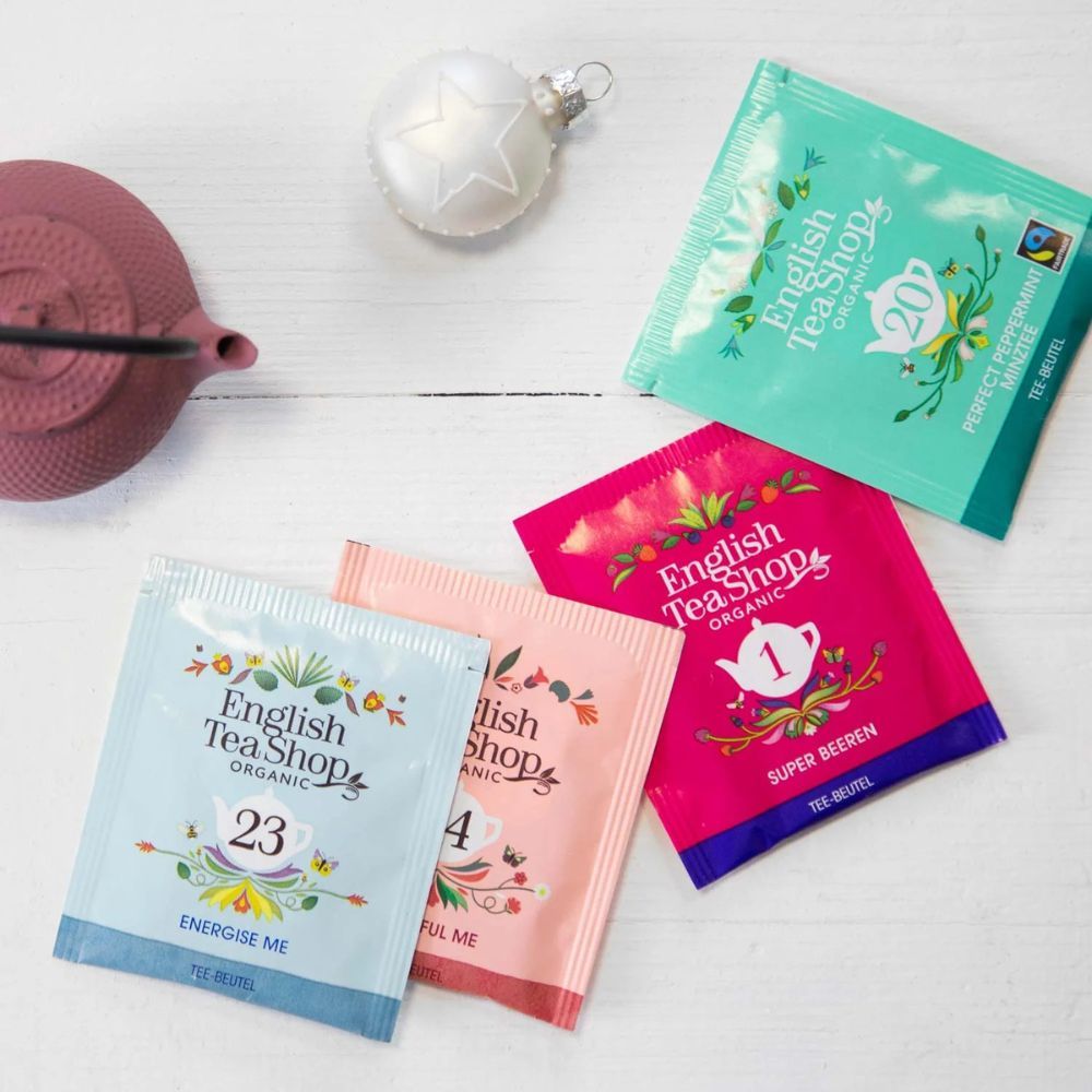 Différents sachets de thé. Marque : English Tea Shop. Inscriptions : "20 Menthe Poivrée Parfaite", "23 Energise Me", "4 Beautiful Me". Théière et déco.