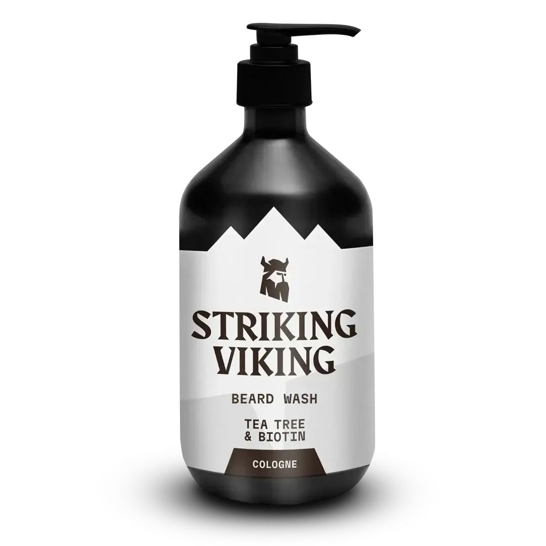 Flacon noir avec pompe. Étiquette blanche avec logo et texte: STRIKING VIKING, Beard Wash, Tea Tree & Biotin, Cologne.