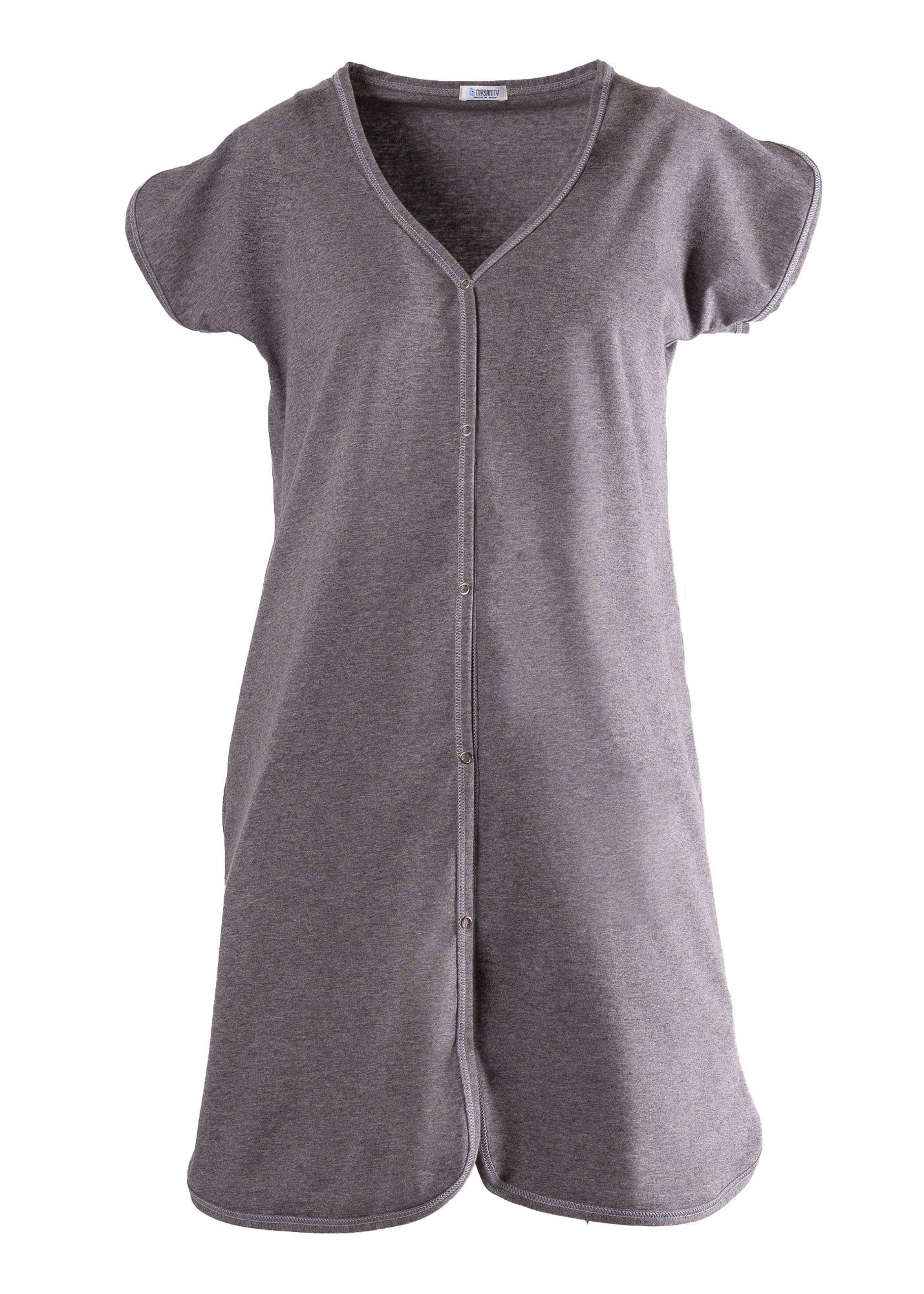 Chemise de naissance grise, col en V, manches courtes. Boutonnage central. Ourlet et manches avec couture contrastée.